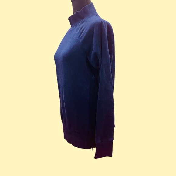 Gaiam Navy Blue Pullover Sweater Size Medium - Picture 3 of 9